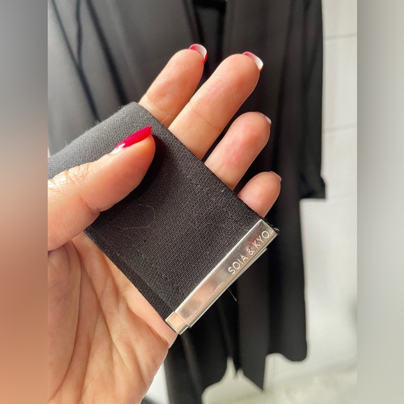 Beautiful black trench from Soia & Kyo.Come with a belt.
Small.
Wore once. - Picture 3 of 5